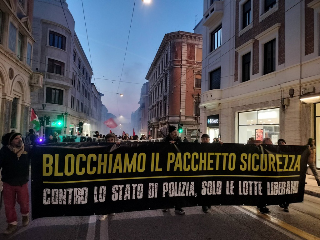 Corteo ad Ancona contro il decreto sicurezza, in centinaia sfilano in centro